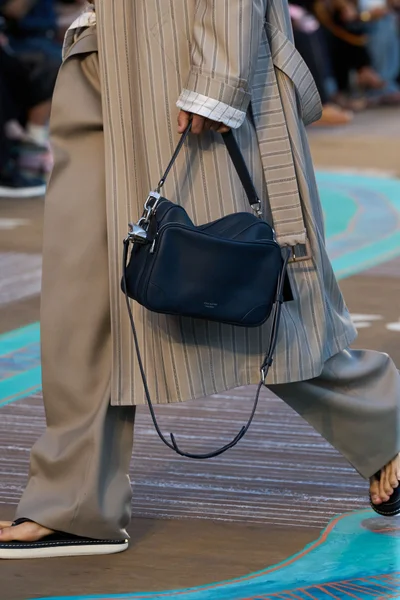 Look 150